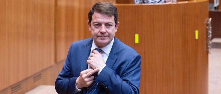 La Peineta| Mañueco (PP) le dedica un «gesto involuntario» a la diputada del PSOE Rosa Rubio en el Parlamento de Castilla y León