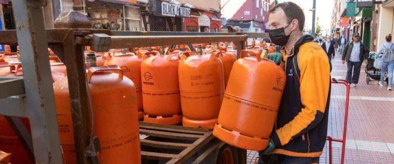 FOTOGRAFÍA. ESPAÑA, INICIOS DE 2022. Detalle de un repartidor de bombona de butano durante una jornada laboral. Efe