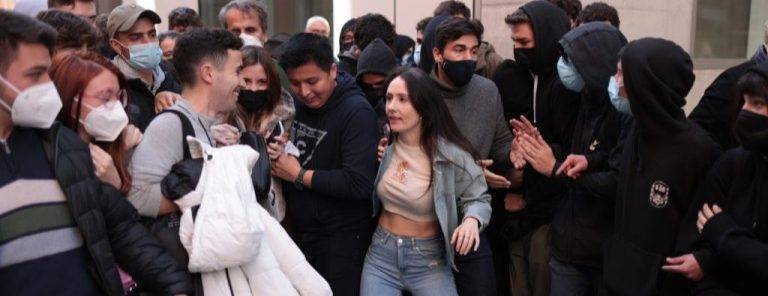 FOTOGRAFÍA. BARCELONA (ESPAÑA), 23.02.2022. Agresiones a S'ha Acabat en de Campus Universitario de la Universidad Pompeu Fabra (UPF) de Barcelona. Los radicales de la ultraizquierda y del separatismo han rodeado a los jóvenes de S'! y han empezado a insultarlos y amenazarlos. A los pocos minutos, la agresividad y los empujones de los radicales separatistas han ido en aumento, destrozando todo el material de la entidad constitucionalista. Lasvocesdelpueblo (Ñ Pueblo)