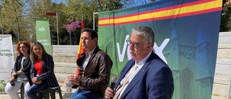 FOTOGRAFÍA. REUS (TARRAGONA) ESPAÑA, 01.04.2023. La presidente de VOX Tarragona Isabel Lázaro Pina (2i), junto al candidato de VOX a la alcaldía de Reus, Julio Pardo (d); al diputado por la provincia al Parlamento de Cataluña, Sergio Macián de Greef (2d); y a la vicepresidente provincial tarraconense, Sonia Aguirre (i), han participado este medio en el "acto marco electoral" -CUIDA LO TUYO- en plaza del antiguo velódromo de Reus. Lasvocesdelpueblo (Ñ Pueblo)
