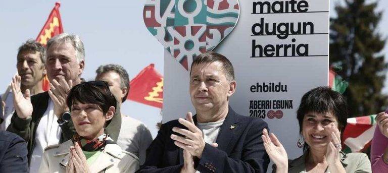 FOTOGRAFÍA. PAMPLONA (ESPAÑA), 09.04.2023. El terrorista líder etarra durante la masacre de ETA en Hipercor (Barcelona) y secretario general del brazo político de esta organización terrorista en las instalaciones, EH Bildu, Arnaldo Otegi Mondragón (c), ha señalado en Pamplona (Navarra) en el marco del Aberri Eguna -en dialecto euskera: "Día de la Patria Vasca", que "no puede haber izquierda transformadora en España y Francia, si no defiende el carácter plurinacional y el derecho a la libre determinación de los pueblos". Efe