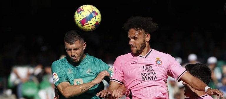 El Betis recupera opciones de ‘Champions’ y deja muy tocado al Espanyol