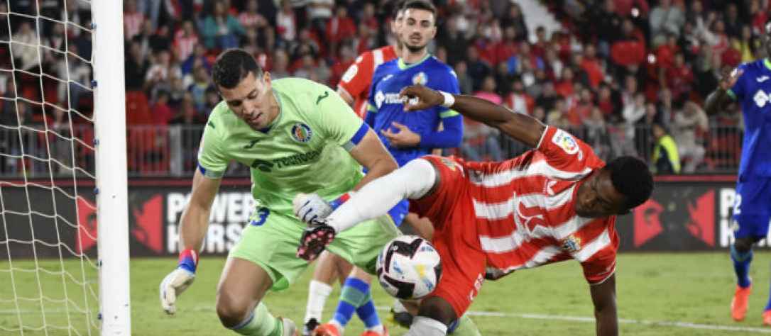 FOTOGRAFÍA. ALMERÍA (ESPAÑA), 09.11.2022. El delantero belga de la UD Almería Largie Ramazani (d) lucha con David Soria, portero del Getafe CF. Efe
