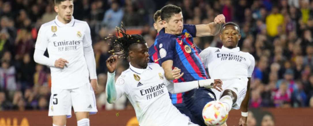 FOTOGRAFÍA. BARCELONA (ESPAÑA), SEMANA SANTA 2023 (05.04.2023). El delantero del Barcelona Robert Lewandowski (2d) disputa una posesión. Efe