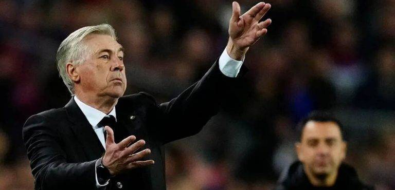 FOTOGRAFÍA. BARCELONA (ESPAÑA), SEMANA SANTA 2023 (05.04.2023). El entrenador del Real Madrid, Carlo Ancelotti (i), junto al técnico de FC Barcelona, Xavi Hernández Creus, en el Camp Nou, durante el clásico copero en el que dio un contundente golpe en la mesa, enterrando las dudas sobre su futuro en el banquillo de los 'merengues' con un noqueo histórico al Barça (0-4), remontando el 0-1 de la ida en el Santiago Bernabéu, y metiendo al Real Madrid a la final de la copa de su Majestad el Rey de España Felipe VI. Efe