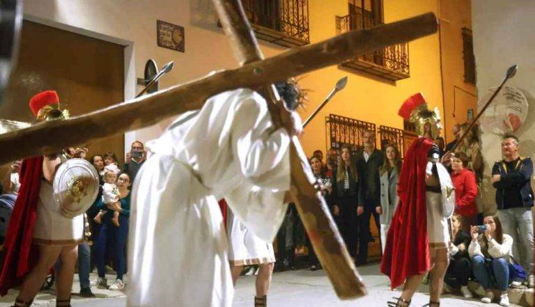 Sábado Santo| Los reyes de España e hijas acuden a la Pasión del Cristo en Chinchón (Madrid): 60 aniversario de esta tradición de Semana Santa