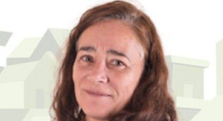 FOTOGRAFÍA. CUNIT (TARRAGONA) ESPAÑA, 04.04.2023. La Técnico de Gestión de prestaciones por desempleo de la Administración General del Estado (AGE) en el Servicio Público de Empleo Estatal (SEPE), Teodora Niño, posa para su candidatura como alcaldable de VOX por Cunit (Tarragona), tras confirmación de su designación para las elecciones municipales del 28M. Lasvocesdelpueblo (Ñ Pueblo)