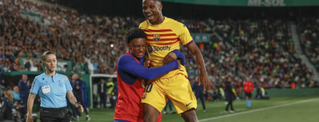 FOTOGRAFÍA. ELCHE (ALICANTE) ESPAÑA, 01.04.2023. Los jugadores del FC Barcelona, Ansu Fati (d) y Alex Balde. Efe