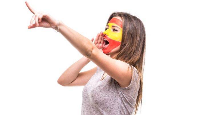 FOTOGRAFÍA. ESPAÑA, AÑO 2022. Una patriota española se pinta la cara de los colores de la bandera nacional del Reino de España. Imagen creada por Freepik/Lasvocesdelpueblo (Ñ Pueblo)