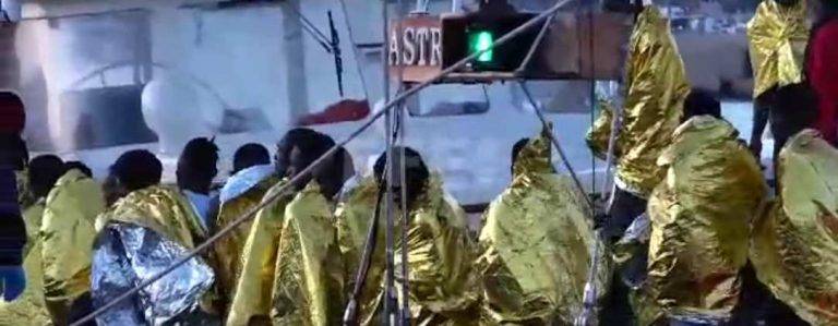 Italia| 300 MENAS entre los 3.300 «huéspedes» ilegales del centro de acogida de Lampedusa