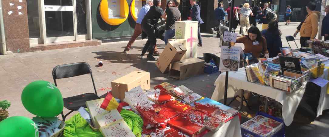 FOTOGRAFÍA. MONCADA Y REIXACH (BARCELONA) ESPAÑA, 23.04.2023. Separatismo y de la ultraizquierda atacan la carpa informativa de VOX para Diada de Sant Jordi en Moncada y Reixach. Ñ Pueblo (10)
