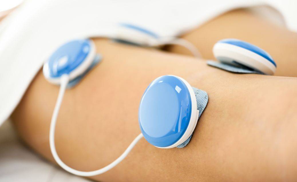 FOTOGRAFÍA. MUNDO, 21.04.2023. Electroestimulación en fisioterapia a una pierna de mujer joven. Freepik. (Ñ Pueblo)