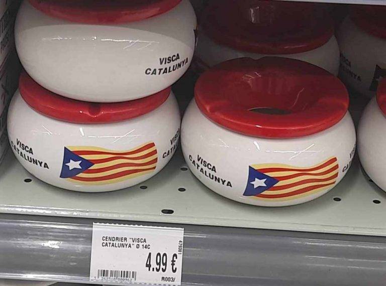 Francia retira del Mercado los ceniceros independentistas tras exigencias de la CPDE por «encarnar tiranía y racismo»