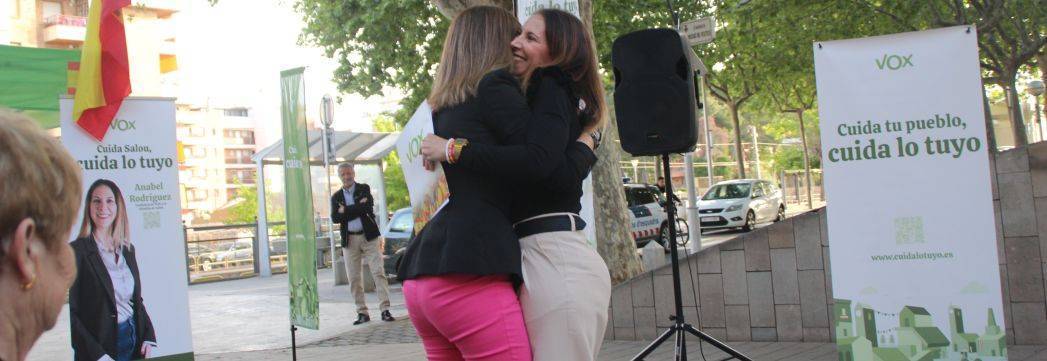FOTOGRAFÍA. SALOU (TARRAGONA) ESPAÑA, 28.04.2023. Patricia Rueda Parelló (i) abrza a Ana Belén Rodríguez (d). Ñ Pueblo