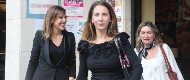 FOTOGRAFÍA. SALOU (TARRAGONA) ESPAÑA, 28/04/2023. La portavoz adjunta del Grupo Parlamentario de VOX en el Congreso deos Diputados y vicesecretaria portavocía nacional del partido presidido por Santiago Abascal Conde, Patricia Rueda Parelló (i); junto a la presidente provincial de los verdes en Tarragona y diputada catalana, Isabel Lázaro Pina (d); ha clausurado esta noche la emotiva presentación de la alcaldable Ana Belén Rodríguez Ros (c). Lasvocesdelpueblo (Ñ Pueblo)