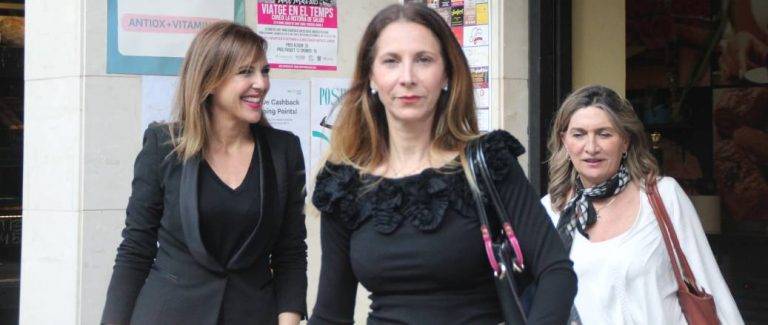 FOTOGRAFÍA. SALOU (TARRAGONA) ESPAÑA, 28/04/2023. La portavoz adjunta del Grupo Parlamentario de VOX en el Congreso deos Diputados y vicesecretaria portavocía nacional del partido presidido por Santiago Abascal Conde, Patricia Rueda Parelló (i); junto a la presidente provincial de los verdes en Tarragona y diputada catalana, Isabel Lázaro Pina (d); ha clausurado esta noche la emotiva presentación de la alcaldable Ana Belén Rodríguez Ros (c). Lasvocesdelpueblo (Ñ Pueblo)