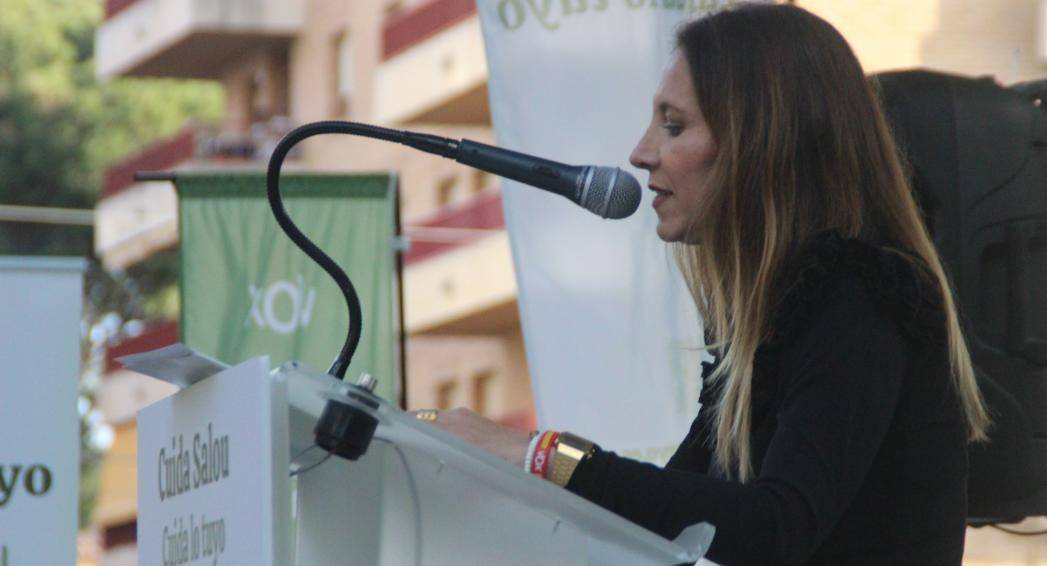 FOTOGRAFÍA. SALOU (TARRAGONA) ESPAÑA, 28.04.2023. Patricia Rueda Parelló, junto a Isabel Lázaro Pina arropa a la alcaldable VOX Anabel Rodríguez. Ñ Pueblo (3)
