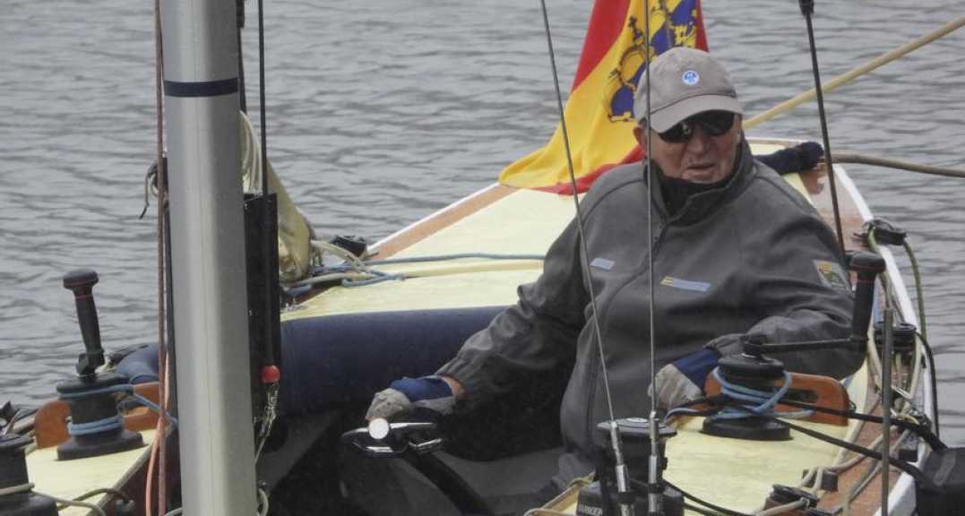 FOTOGRAFÍA. SANGENJO (ESPAÑA), 21.04.2023. El rey emérito Juan Carlos I navega a bordo del Bribón junto a su amigo Pedro Campos en aguas de Sanxenxo. Efe