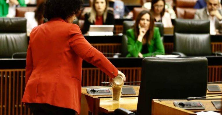 Andalucía| Diputada María Isabel Mora Grande deposita arena en el escaño del presidente de Gobierno andaluz Juan Manuel Moreno Bonilla