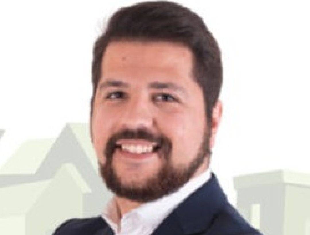 FOTOGRAFÍA. TORREDEMBARRA (TARRAGONA) ESPAÑA, 04.04.2023. Javier Ramírez Gutiérrez posa para su candidatura como alcaldable de VOX por Torredembarra (Tarragona). Ñ Pueblo