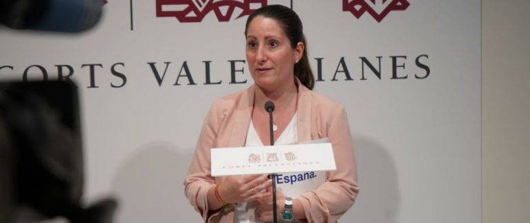 FOTOGRAFÍA. VALENCIA (ESPAÑA), 18.04.2023. Vega: "Desde la oposición VOX luchará por Callosa y por España". La Portavoz del Grupo Parlamentario VOX Comunidad Valenciana, Ana Vega Campos, ofrece una rueda de prensa en el Palacio de las Cortes Valencianas sobre la actualidad política regional. Lasvocesdelpueblo (Ñ Pueblo)
