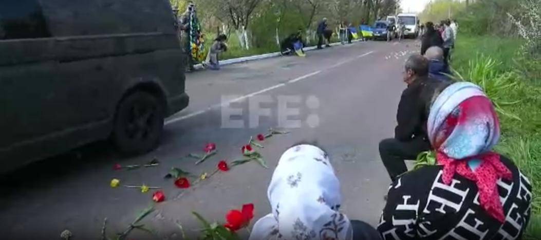Familiares, amigos y compañeros asisten al funeral de Yegor Bartosh, uno de los combatientes del batallón Azov que defendía Mariupol. Ñ Pueblo
