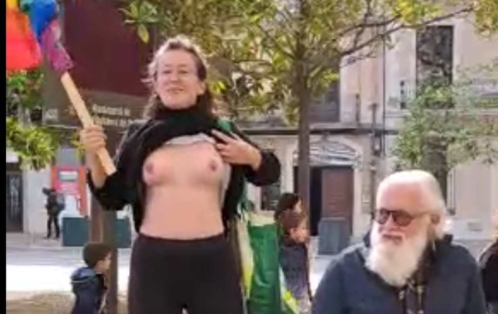 Topless, atacan la carpa de Vox Vilafranca de Penedés