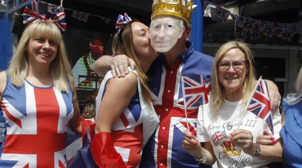 BENIDORM (ALICANTE) ESPAÑA, 06 DE MAYO DE 2023- Pastelitos con los colores de la bandera del Reino Unido, así como globos y banderitas con la cara del rey Carlos III. Efe