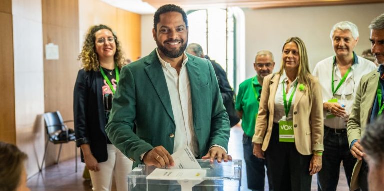 Elecciones 28M| El secretario general de VOX vota en Barcelona donde dará el discurso de noche electoral