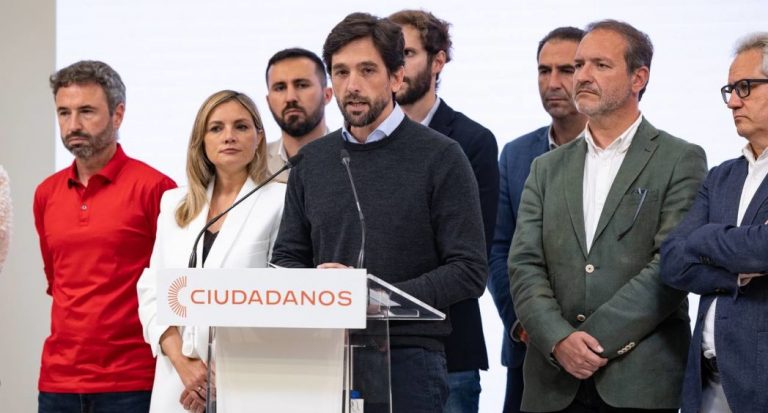 FOTOGRAFÍA. MADRID (ESPAÑA), 30 DE MAYO DE 2023. Dimito con tristeza y decepción de Cs. El secretario general de Ciutadans Partit de la Ciutadanía Ciudadanos (Cs), Adrián Vázquez Lázara (c); junto a la portavoz y fracasada candidata de Cs a la Presidencia del Gobierno balear en los comicios del pasado domingo 28M, Patricia Guas Barrero (3i); anuncia que Cs no se va a concurrir a las próximas elecciones a las Cortes generales dle Reino de España, convocadas para el próximo domingo 23 de julio de 2023, porque, ha dicho, «los españoles no nos ven como alternativa». Lasvocesdelpueblo (Ñ Pueblo)