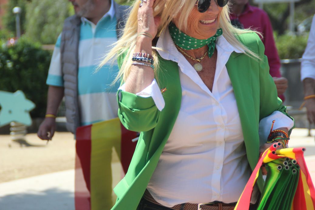 FOTOGRAFÍA. CASTELLDEFELS (BARCELONA) ESPAÑA, 21 DE MAYO DE 2023. Ignacio Garriga Vaz de Concicao y Joan Garriga Doménech arropan al alcaldable Juan Antonio Gil. Ñ Pueblo (3)