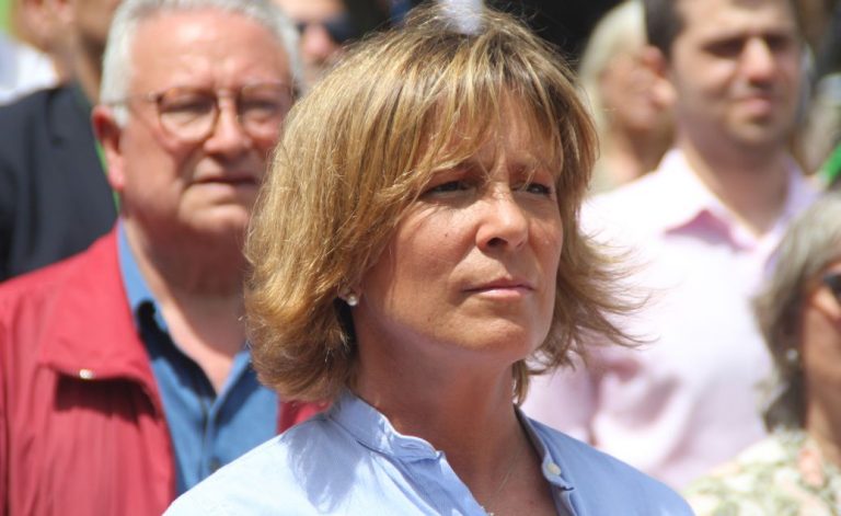FOTOGRAFÍA. CASTELLDEFELS (BARCELONA) ESPAÑA, 21 DE MAYO DE 2023. En la imagen la diputada por Barcelona al Parlamento de Cataluña, María Elisa García Fuster. El secretario general de VOX, Ignacio Garriga Vaz de Concicao; y el presidente de VOX Barcelona, Joan Garriga Doménech; arropan al alcaldable de VOX a la Alcaldía de Castelldefels, en la provincia de Barcelona, Juan Antonio Gil, en un mitin en Plaza Joan XXVIII de la ciudad. Lasvocesdelpueblo (Ñ Pueblo)