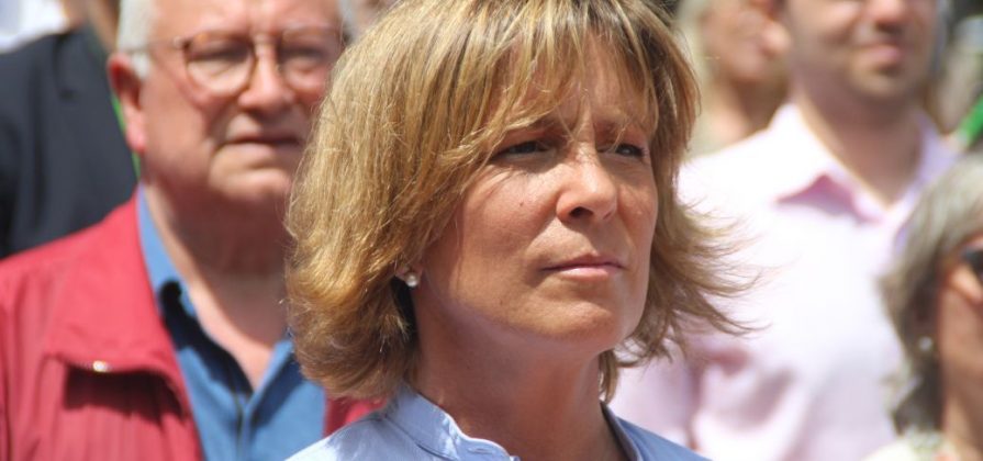 FOTOGRAFÍA. CASTELLDEFELS (BARCELONA) ESPAÑA, 21 DE MAYO DE 2023. En la imagen la diputada por Barcelona al Parlamento de Cataluña, María Elisa García Fuster. El secretario general de VOX, Ignacio Garriga Vaz de Concicao; y el presidente de VOX Barcelona, Joan Garriga Doménech; arropan al alcaldable de VOX a la Alcaldía de Castelldefels, en la provincia de Barcelona, Juan Antonio Gil, en un mitin en Plaza Joan XXVIII de la ciudad. Lasvocesdelpueblo (Ñ Pueblo)