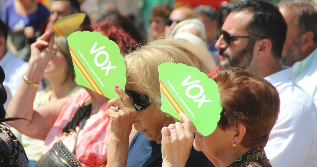 FOTOGRAFÍA. CASTELLDEFELS (BARCELONA) ESPAÑA, 21 DE MAYO DE 2023Ignacio Garriga Vaz de Concicao, Joan Garriga Doménech, arropan al alcaldable Juan Antonio Gil. Ñ Pueblo