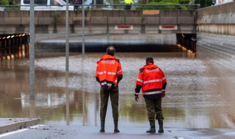 Tiempo España: Balsas de agua, ramas de árboles caídas, vehículos atrapados, inundaciones y rescates