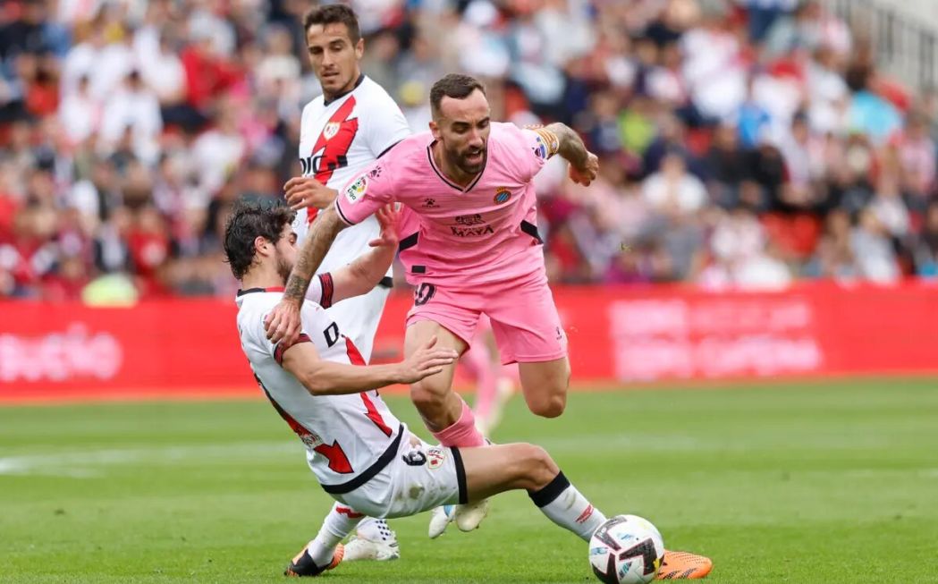 FOTOGRAFÍA. MADRID (ESPAÑA), 21 DE MAYO DE 2023. El centrocampista del Rayo Vallecano Santi Comesaña (i) disputa un balón con Sergi Darder (d). Efe
