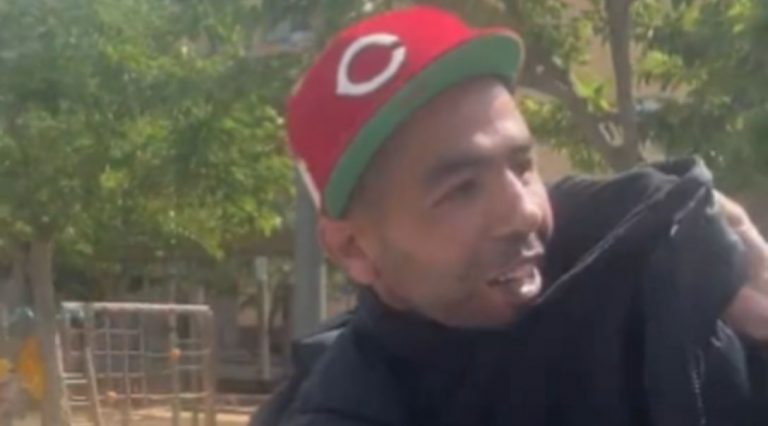 FOTOGRAFÍA. MATARÓ (BARCELONA) ESPAÑA, 16 DE MAYO DE 2023. FOTOGRAFÍA. ESPAÑA, 24.08.2022. Contribución fiscal de inmigrantes muy inferior a la del español. Un grupo de inmigrantes con papeles y sin papeles en España se jactan por las ayudas sociales que suman cada mes, pudiendo llegar a cobra entre 1.000 euros y 2.500 euros. Uno de ellos que dice cobrar 1.500 euros de ayudas sociales asegura que no va a trabajar nunca más porque se siento esclavo trabajando. «No voy a trabajar». «No quiero ser esclavo de nadie». Lasvocesdelpueblo (Ñ Pueblo). Un lobo solitario de las bandas racistas magrebíes ha atacado sin piedad una carpa informativa VOX para las elecciones municipales del próximo domingo, 28 de mayo de 2023, la mañana de este martes en Mataró, capital de la comarca del Maresme (Barcelona). Lasvocesdelpueblo (Ñ Pueblo)