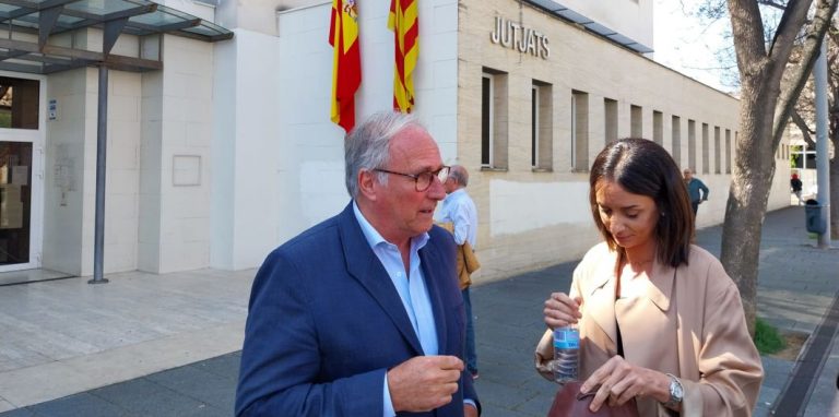 Fiscalía y VOX mantienen acusaciones por lesiones y daños contra inmigrante magrebí que atacó la carpa VOX en Mataró