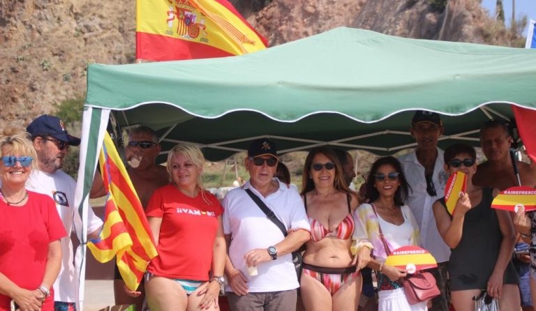 FOTOGRAFÍA. PLAYA DE MONTGAT (BARCELONA), 04.08.2019. Temperaturas hasta 38 grados en España.- Los catalanes continúan con sus llamada revolución veraniega de las sombrillas' con una parada en la playa de la localidad española de Montgat. Playa, precipitaciones, calor, tiempo, España Lasvocesdelpueblo (Ñ Pueblo)