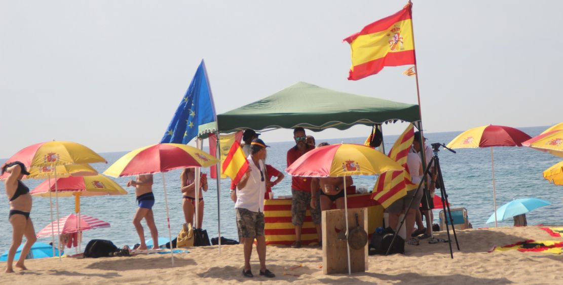 FOTOGRAFÍA. PLAYA DE MONTGAT (BARCELONA), 04.08.2019. Los catalanes continúan con sus llamada revolución de las sombrillas' . Ñ Pueblo (2)