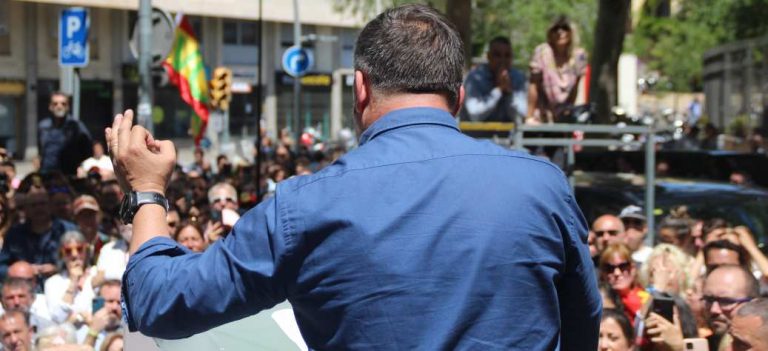 El candidato Abascal participa en un gran acto de precampaña en Barcelona