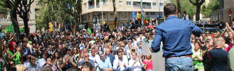 Multitudinario mitin VOX en Pl. Artós denuncia la destrucción de Barcelona por Colau y su maestro Sánchez