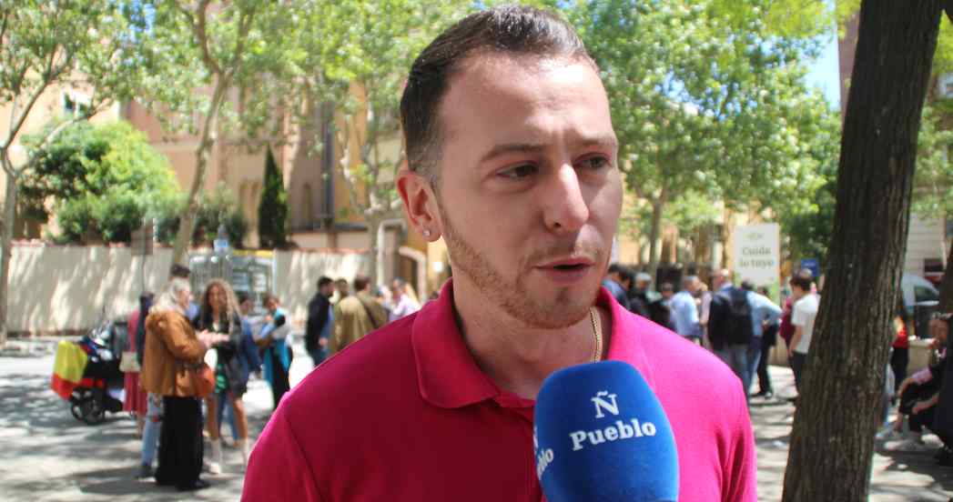 FOTOGRAFÍA. PLAZA ARTÓS DE BARCELONA (ESPAÑA), 14 DE MAYO DE 2023. El candidato de VOX a la alcaldía de Berga, Óscar Fernández. Ñ Pueblo