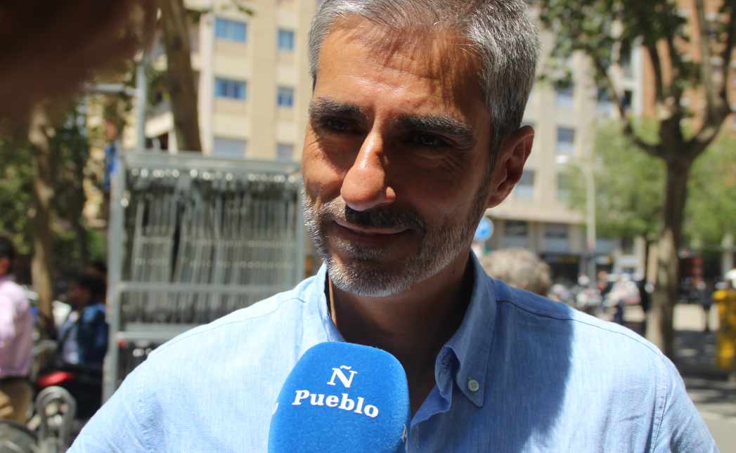 FOTOGRAFÍA. PLAZA ARTÓS DE BARCELONA (ESPAÑA), 14 DE MAYO DE 2023. El candidato de VOX a presidir el Gobierno de la ciudad de Barcelona, Gonzalo de Oro-Pulido. Ñ Pueblo