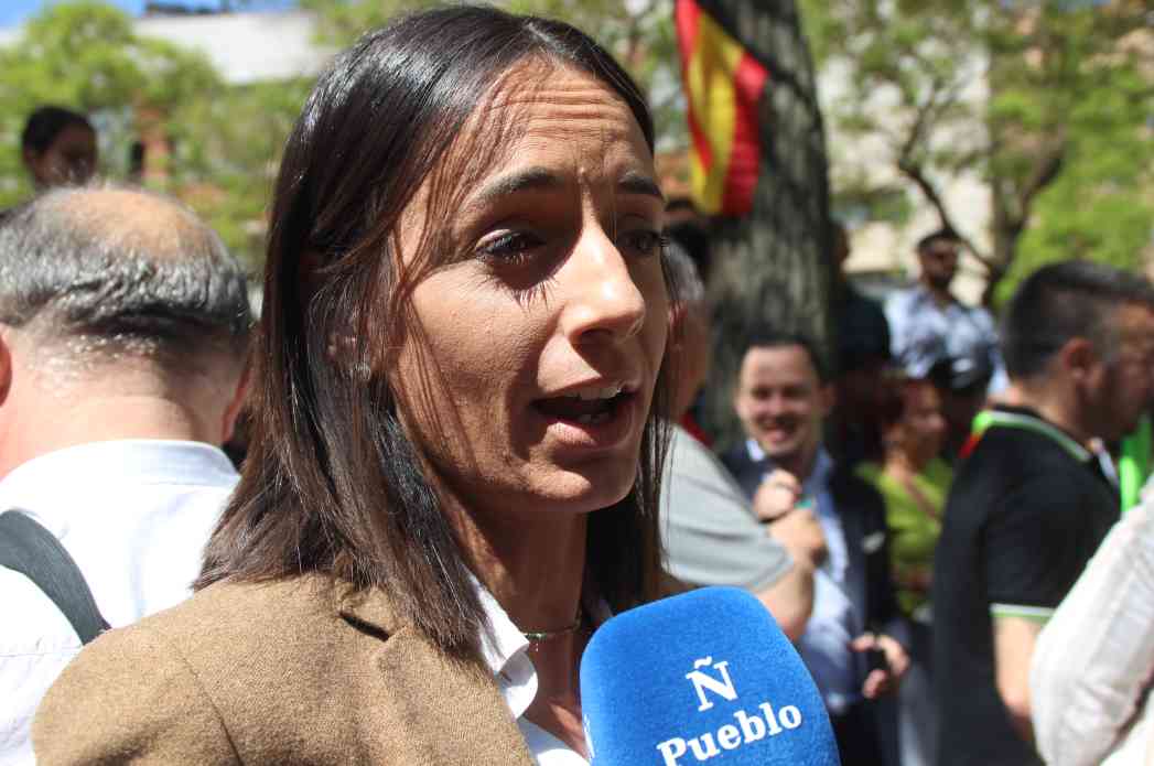 FOTOGRAFÍA. PLAZA ARTÓS DE BARCELONA (ESPAÑA), 14 DE MAYO DE 2023. La candidata de VOX a la alcaldía de Mataró, Mónica Lora Cisquer, Lasvocesdelpueblo.