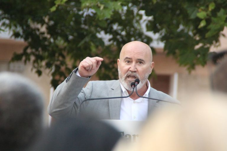 FOTOGRAFÍA. PLAZA DE CUBA DE TARRAGONA (TARRAGONA) ESPAÑA, 23 DE MAYO DE 2023. El tránsfuga Francisco Javier Gómez León es un traidor. Mitin electoral de VOX con el secretario general, Ignacio garriga Vaz de Concicao; la presidente de VOX Tarragona, Isabel Lázaro; y el alcaldable a la Alcaldía de Tarragona, Francisco Javier Gómez León (en la imagen); en plaza de Cuba de la ciudad de Tarragona. Lasvocesdelpueblo (Ñ Pueblo)