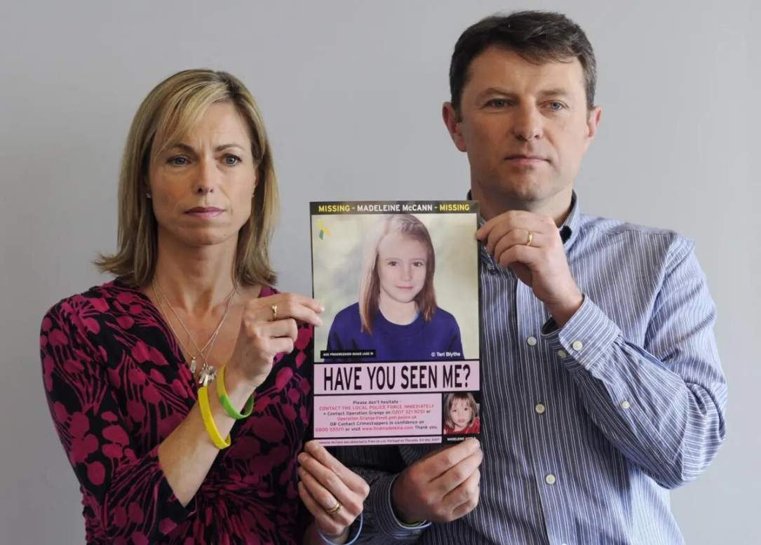 FOTOGRAFÍA. PORTUGAL, 02 DE MAYO DE 2012. a Kate McCann y su marido, Gerry McCann, sujetando un cartel con una fotografía de su hija desaparecida. Efe