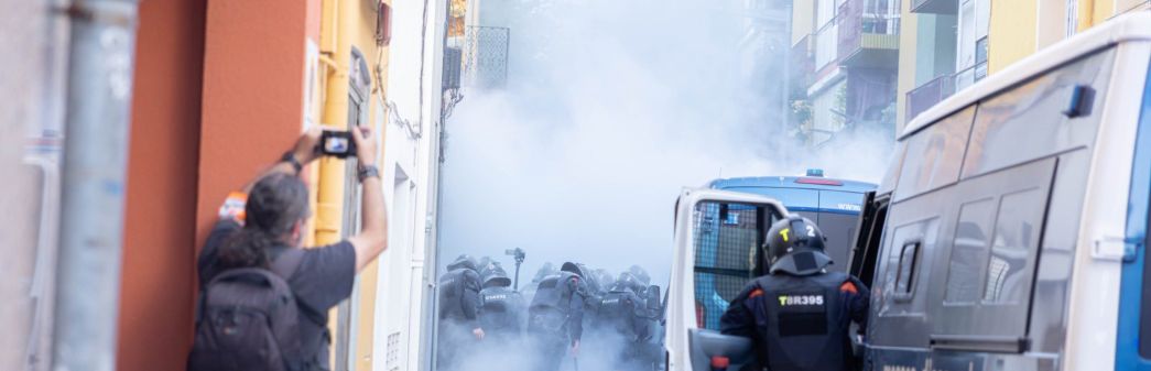 FOTOGRAFÍA. SALT (GERONA) ESPAÑA, 16 DE MAYO DE 2023. VOX planta cara a la turba de grupos racistas intolerante y de ultraizquierda y separatismo. Ñ Pueblo (5)