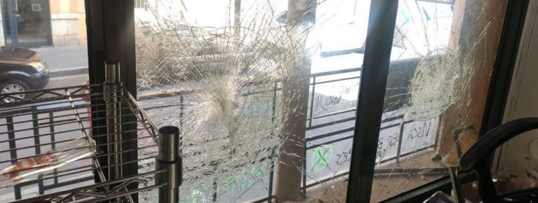Grupos ultras atacan con piedras grandes la sede de VOX en Tarragona el día de reflexión