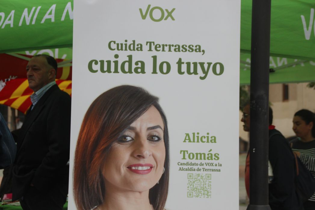 FOTOGRAFÍA. TARRASA (ESPAÑA), 18 DE MAYO DE 2023. El presidente de VOX Barcelona, Joan Garriga Doménech, arropa a la alcaldable Alicia Tomás. Ñ Pueblo (1)